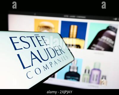 Stuttgart, 07.01.2023: Mobiltelefon mit Logo der amerikanischen Firma The Estee Lauder Companies Inc. Auf dem Bildschirm vor der Website. Konzentrieren Sie sich auf Stockfoto