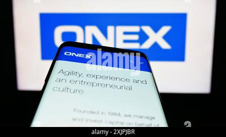 Stuttgart, Deutschland, 07.01.2023: Mobiltelefon mit Webseite der kanadischen Investmentgesellschaft Onex Corporation auf dem Bildschirm vor dem Geschäftslogo. Fokus Stockfoto