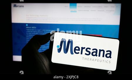 Stuttgart, Deutschland, 07.01.2023: Person, die ein Mobiltelefon mit dem Logo des amerikanischen Biotech-Unternehmens Mersana Therapeutics Inc. Auf dem Bildschirm hält Stockfoto