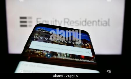 Stuttgart, Deutschland, 07.01.2023: Mobiltelefon mit Webseite des US-Immobilienunternehmens Equity Residence auf dem Bildschirm vor dem Firmenlogo. Konzentrieren Sie sich auf Stockfoto