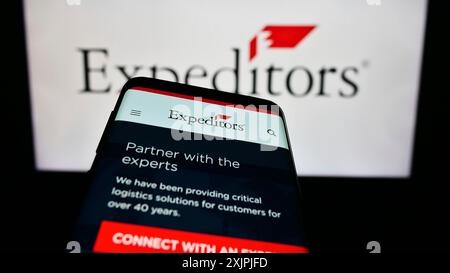 Stuttgart, Deutschland, 07.01.2023: Mobiltelefon mit Webseite von Expeditors International of Washington Inc. Auf dem Bildschirm vor dem Firmenlogo. Fokus Stockfoto