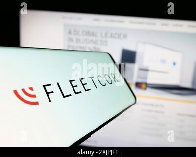 Stuttgart, Deutschland, 07.01.2023: Smartphone mit Logo des US-amerikanischen Finanzunternehmens FLEETCOR Technologies Inc. Auf dem Bildschirm vor der Website. Konzentrieren Sie sich auf Stockfoto
