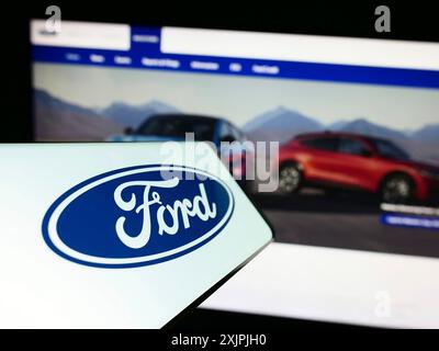 Stuttgart, Deutschland, 07.01.2023: Smartphone mit Logo des amerikanischen Automobilherstellers Ford Motor Company auf dem Bildschirm vor der Website. Konzentrieren Sie sich auf Stockfoto