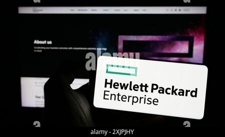 Stuttgart, Deutschland, 07.02.2023: Person, die ein Smartphone hält, mit dem Logo des Unternehmens Hewlett Packard Enterprise Company (HPE) auf dem Bildschirm vor dem Stockfoto