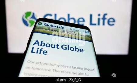 Stuttgart, Deutschland, 07.01.2023: Smartphone mit Webseite der US-Versicherungsgesellschaft Globe Life Inc. Auf dem Bildschirm vor dem Firmenlogo. Konzentrieren Sie sich auf Stockfoto