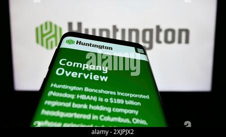 Stuttgart, Deutschland, 07.02.2023: Smartphone mit Website des US-amerikanischen Unternehmens Huntington Bancshares auf dem Bildschirm vor dem Firmenlogo. Fokus Stockfoto