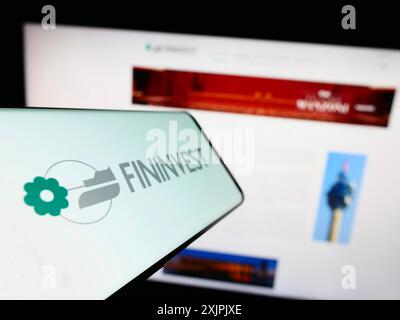 Stuttgart, Deutschland, 07.06.2023: Mobiltelefon mit Logo der italienischen Holdinggesellschaft Fininvest Spa auf dem Bildschirm vor der Business-Website. Konzentrieren Sie sich auf Stockfoto