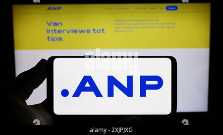 Stuttgart, Deutschland, 07.06.2023: Person, die ein Smartphone mit dem Logo von Algemeen Nederlands Persbureau B.V. (ANP) auf dem Bildschirm vor der Website hält. Fokus Stockfoto