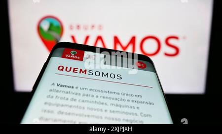 Stuttgart, Deutschland, 07.06.2023: Smartphone mit Website des brasilianischen Lkw-Vermieters Grupo Vamos auf dem Bildschirm vor dem Firmenlogo. Konzentrieren Sie sich auf Stockfoto