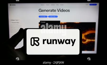 Stuttgart, Deutschland, 07.06.2023: Person, die ein Smartphone mit dem Logo der US-amerikanischen Künstlichen Intelligenz-Firma Runway AI Inc. Auf dem Bildschirm vor dem Gerät hält Stockfoto