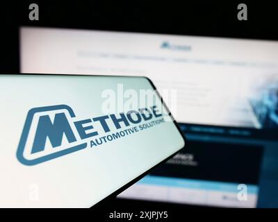 Stuttgart, Deutschland, 07.06.2023: Mobiltelefon mit Logo des amerikanischen Unternehmens Methode Electronics Inc. Auf dem Bildschirm vor der Website. Konzentrieren Sie sich auf Stockfoto