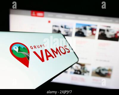 Stuttgart, Deutschland, 07.06.2023: Mobiltelefon mit Logo des brasilianischen LKW-Vermieters Grupo Vamos auf dem Bildschirm vor der Website. Konzentrieren Sie sich auf Stockfoto