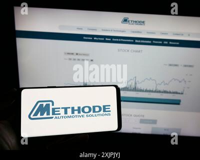 Stuttgart, Deutschland, 07.06.2023: Person, die ein Mobiltelefon mit dem Logo des amerikanischen Unternehmens Methode Electronics Inc. Auf dem Bildschirm vor der Webseite hält. Stockfoto