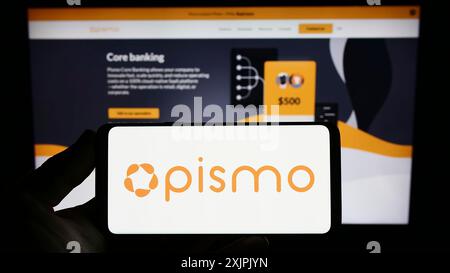Stuttgart, Deutschland, 07-08-2023: Person mit Smartphone mit Logo der Firma Pismo Solucoes Tecnologicas Ltda. Auf dem Bildschirm vor der Website. Fokus Stockfoto