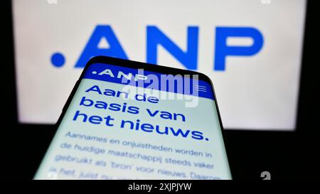 Stuttgart, Deutschland, 07.06.2023: Mobiltelefon mit Webseite von Algemeen Nederlands Persbureau B.V. (ANP) auf dem Bildschirm vor dem Firmenlogo. Konzentrieren Sie sich auf Stockfoto