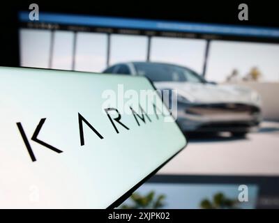 Stuttgart, Deutschland, 07.08.2023: Smartphone mit Logo des Elektrofahrzeugunternehmens Karma Automotive LLC auf dem Bildschirm vor der Website. Konzentrieren Sie sich auf Stockfoto