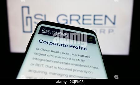 Stuttgart, Deutschland, 07-08-2023: Mobiltelefon mit Webseite der US-Immobiliengesellschaft SL Green Realty Corp. Auf dem Bildschirm vor dem Logo. Konzentrieren Sie sich auf Stockfoto