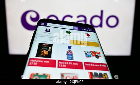 Stuttgart, Deutschland, 07.08.2023: Smartphone mit Webseite des britischen E-Commerce-Unternehmens Ocado Retail Limited auf dem Bildschirm vor dem Logo. Konzentrieren Sie sich auf Stockfoto