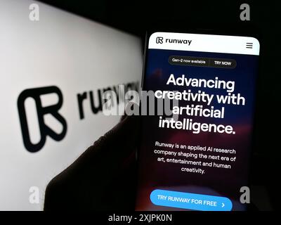 Stuttgart, Deutschland, 07.06.2023: Handybesitzer mit Webseite der Künstlichen Intelligenz-Firma Runway AI Inc. Auf dem Bildschirm mit Logo. Konzentrieren Sie sich auf Stockfoto