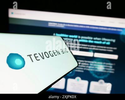 Stuttgart, Deutschland, 07.06.2023: Smartphone mit Logo des amerikanischen Biotechnologie-Unternehmens Tevogen Bio Inc. Auf dem Bildschirm vor der Business-Website. Fokus Stockfoto