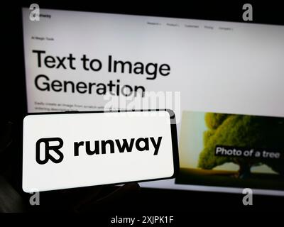 Stuttgart, Deutschland, 07.06.2023: Person mit Handy mit Logo der Künstlichen Intelligenz-Firma Runway AI Inc. Auf dem Bildschirm vor der Webseite. Stockfoto