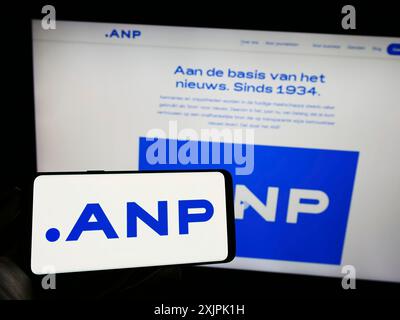 Stuttgart, Deutschland, 07.06.2023: Person, die ein Mobiltelefon mit dem Logo von Algemeen Nederlands Persbureau B.V. (ANP) auf dem Bildschirm vor dem Geschäft hält Stockfoto