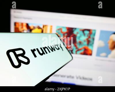 Stuttgart, Deutschland, 07.06.2023: Smartphone mit Logo des US-amerikanischen Künstlichen Intelligenz-Unternehmens Runway AI Inc. Auf dem Bildschirm vor der Business-Website. Stockfoto