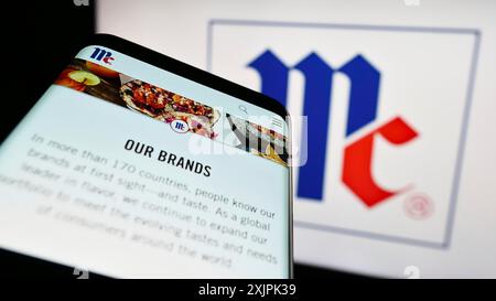 Stuttgart, Deutschland, 07.08.2023: Smartphone mit Webseite des US-amerikanischen Unternehmens McCormick Company Incorporated auf dem Bildschirm vor dem Firmenlogo. Konzentrieren Sie sich auf Stockfoto
