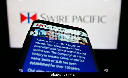 Stuttgart, Deutschland, 07.08.2023: Smartphone mit Webseite des asiatischen Unternehmens Swire Pacific Limited auf dem Bildschirm vor dem Firmenlogo. Fokus oben links Stockfoto