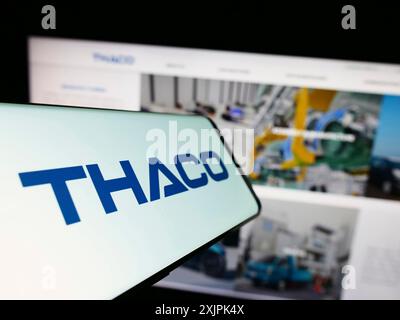 Stuttgart, Deutschland, 07.08.2023: Smartphone mit Logo der Firma Truong Hai Auto Corporation (THACO) auf dem Bildschirm vor der Website. Konzentrieren Sie sich auf Stockfoto
