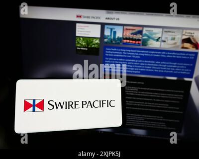 Stuttgart, Deutschland, 07-08-2023: Person, die ein Smartphone mit dem Logo des asiatischen Unternehmens Swire Pacific Limited auf dem Bildschirm vor der Website hält. Konzentrieren Sie sich auf Stockfoto