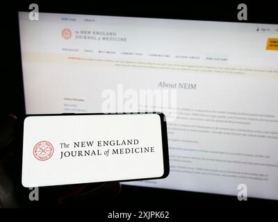 Stuttgart, Deutschland, 07.09.2023: Person mit Smartphone mit Logo des New England Journal of Medicine (NEJM) auf dem Bildschirm vor der Website. Stockfoto
