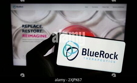 Stuttgart, Deutschland, 07.08.2023: Person mit Smartphone mit Logo des US-amerikanischen Biotechnologie-Unternehmens BlueRock Therapeutics LP auf dem Bildschirm vor Stockfoto