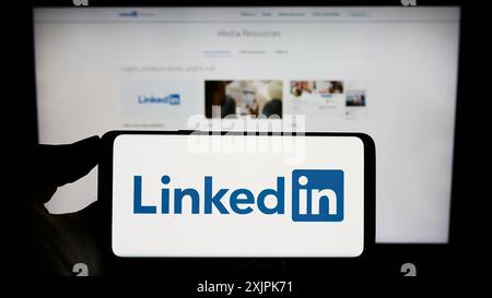 Stuttgart, Deutschland, 07.09.2023: Person, die ein Mobiltelefon mit dem Logo des amerikanischen Social-Media-Unternehmens LinkedIn Corporation auf dem Bildschirm hält Stockfoto