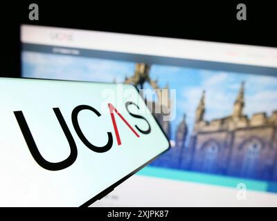 Stuttgart, Deutschland, 07.09.2023: Smartphone mit Logo des Universities and Colleges Admissions Service (UCAS) auf dem Bildschirm vor der Website. Konzentrieren Sie sich auf Stockfoto
