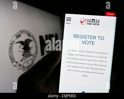 Stuttgart, Deutschland, 07.09.2023: Person, die ein Handy hält, mit Website der National Rifle Association of America (NRA) vor dem Logo auf dem Bildschirm. Stockfoto