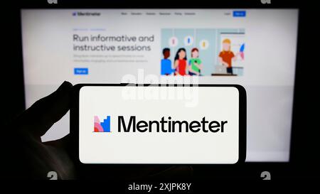 Stuttgart, Deutschland, 07.09.2023: Person, die ein Smartphone mit dem Logo des Präsentationssoftware-Unternehmens Mentimeter auf dem Bildschirm vor der Website hält. Fokus Stockfoto