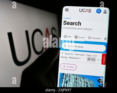 Stuttgart, Deutschland, 07.09.2023: Person, die ein Mobiltelefon hält, mit der Webseite des Hochschulzugangsdienstes (UCAS) auf dem Bildschirm mit Logo. Stockfoto