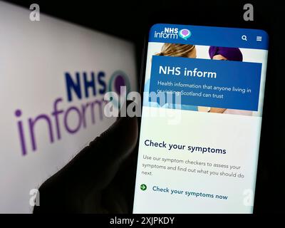 Stuttgart, Deutschland, 07-12-2023: Person, die ein Handy mit Webseite des schottischen Gesundheitsinformationsdienstes NHS hält, informiert auf dem Bildschirm mit Logo. Konzentrieren Sie sich auf Stockfoto