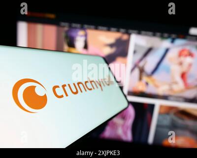 Stuttgart, Deutschland, 07.12.2023: Smartphone mit Logo des amerikanischen Unterhaltungsunternehmens Crunchyroll LLC auf dem Bildschirm vor der Business-Website. Fokus Stockfoto