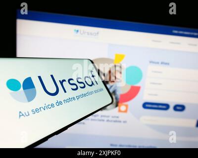 Stuttgart, Deutschland, 07.12.2023: Smartphone mit Logo der französischen Sozialversicherungsorganisation URSSAF auf dem Bildschirm vor der Website. Konzentrieren Sie sich auf Stockfoto