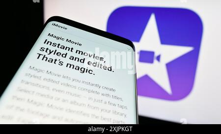 Stuttgart, Deutschland, 07.12.2023: Smartphone mit Website der Videobearbeitungssoftware iMovie (Apple Inc.) auf dem Bildschirm vor dem Firmenlogo. Konzentrieren Sie sich auf Stockfoto