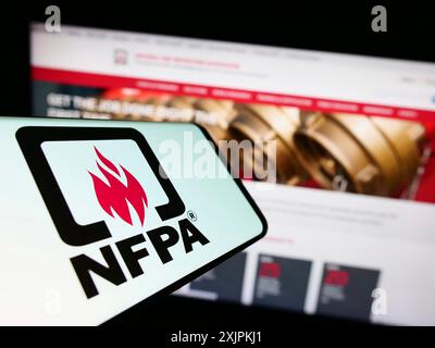 Stuttgart, Deutschland, 13.07.2023: Smartphone mit Logo des NFPA auf dem Bildschirm vor der Website. Konzentrieren Sie sich auf Stockfoto