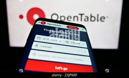 Stuttgart, Deutschland, 07.12.2023: Smartphone mit Website des US-amerikanischen Reservierungsdienstleisters OpenTable Inc. Auf dem Bildschirm vor dem Firmenlogo. Fokus Stockfoto