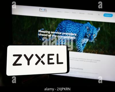 Stuttgart, 14.07.2023: Person, die ein Smartphone mit dem Logo der Firma Zyxel Communications Corporation auf dem Bildschirm vor der Website hält. Fokus Stockfoto