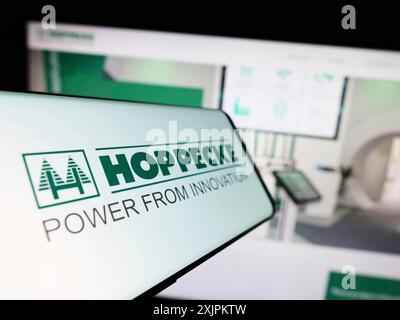 Stuttgart, 15.07.2023: Handy mit Logo der deutschen Accumulatorenwerke Hoppecke auf dem Bildschirm vor der Business-Website. Konzentrieren Sie sich auf Stockfoto