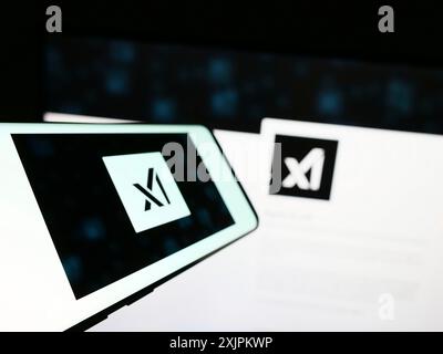 Stuttgart, 15.07.2023: Handy mit Logo des amerikanischen Künstlichen Intelligenz-Unternehmens XAI Corp. Auf dem Bildschirm vor der Business-Website. Stockfoto