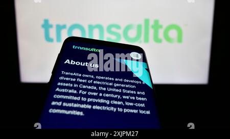Stuttgart, 21.07.2023: Mobiltelefon mit Webseite des kanadischen Energieunternehmens TransAlta Corporation auf dem Bildschirm vor dem Logo. Konzentrieren Sie sich auf Stockfoto