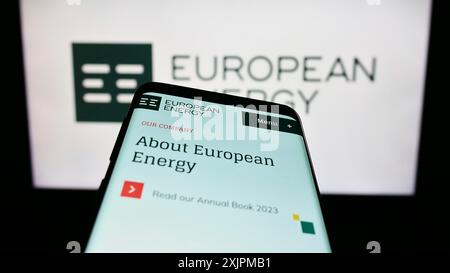 Stuttgart, 27.07.2023: Mobiltelefon mit Website des dänischen Erneuerbare-Energien-Unternehmens European Energy auf dem Bildschirm vor dem Logo. Konzentrieren Sie sich auf Stockfoto