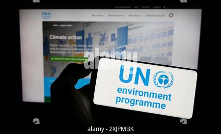 Stuttgart, 27.07.2023: Person mit Mobiltelefon mit Logo des Umweltprogramms der Vereinten Nationen (UNEP) auf dem Bildschirm vor der Webseite. Stockfoto